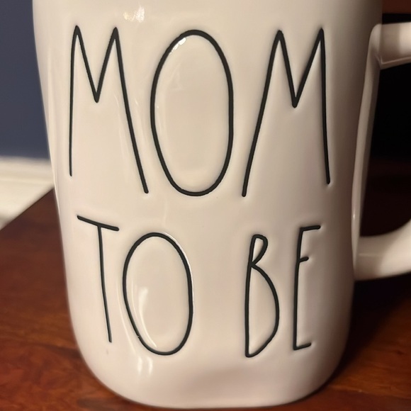 Rae Dunn MOM TO BE Mug glossy white finish - Picture 5 of 5